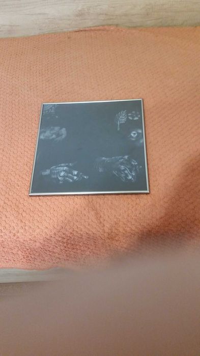 Голяма черно бяла графика в хубава рамка със стъкло отпред.