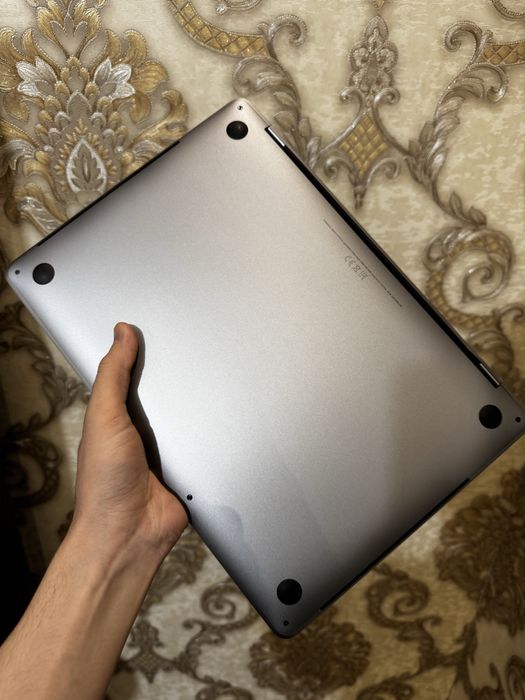 Macbook Pro sotiladi