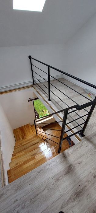 Scara metalica cu trepte din lemn