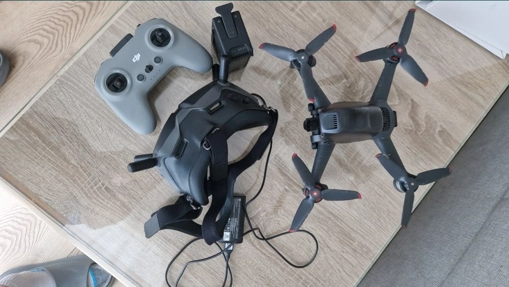 Drona DJI FPV - Aproape NOUĂ -  pachet complet