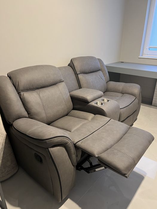 Canapea NOUĂ - 2 locuri cu recliner și consolă
