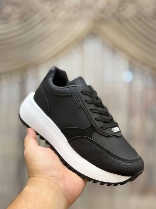 женсие кроссовки