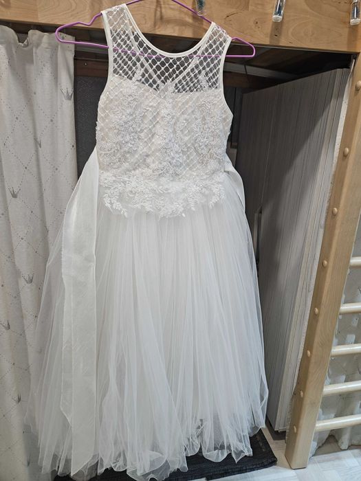 Платье праздничное.