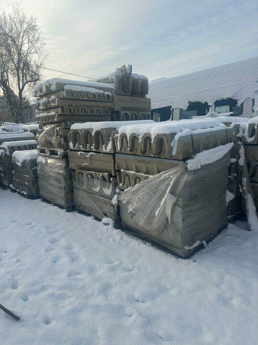 Oferind spre vânzare o cantitate mare de rigole industriale de beton