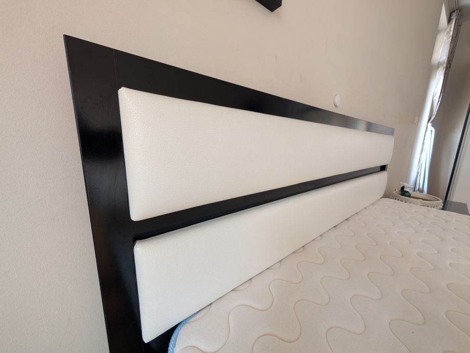 Спалня с две нощни шкафчета, скрин, огледало и гардероб