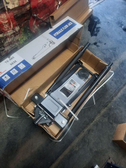 Домкрат новый 4-тонник