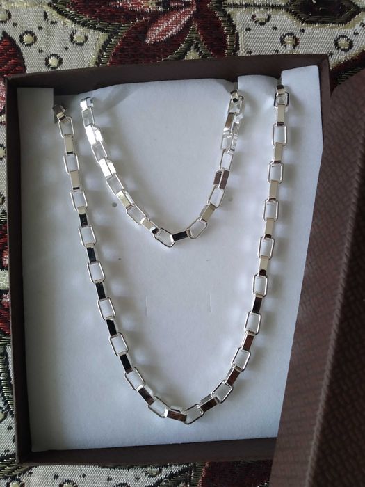 Масивен сребърен комплект-дълъг ланец и гривна.
В подаръчна кутия.