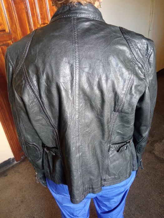 Vand geaca de piele neagra in stare buna