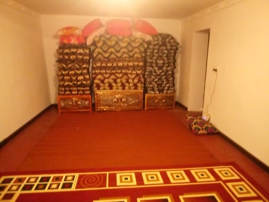 Mahallada uy sotiladi..