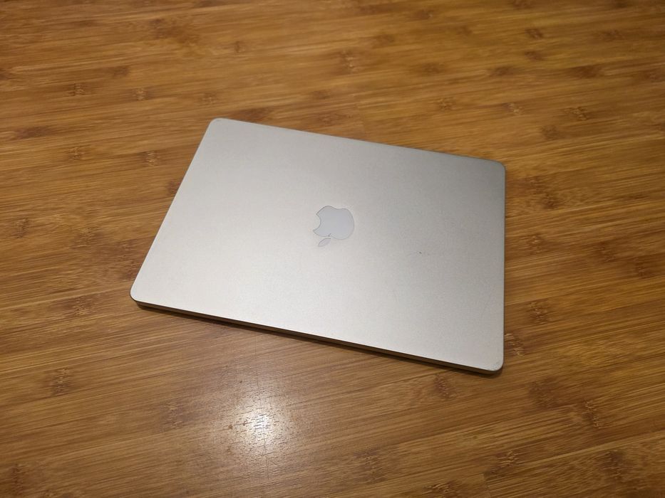 MacBook Air 13.6 2022 Procesor M2 16GB RAM 256GB Stocare