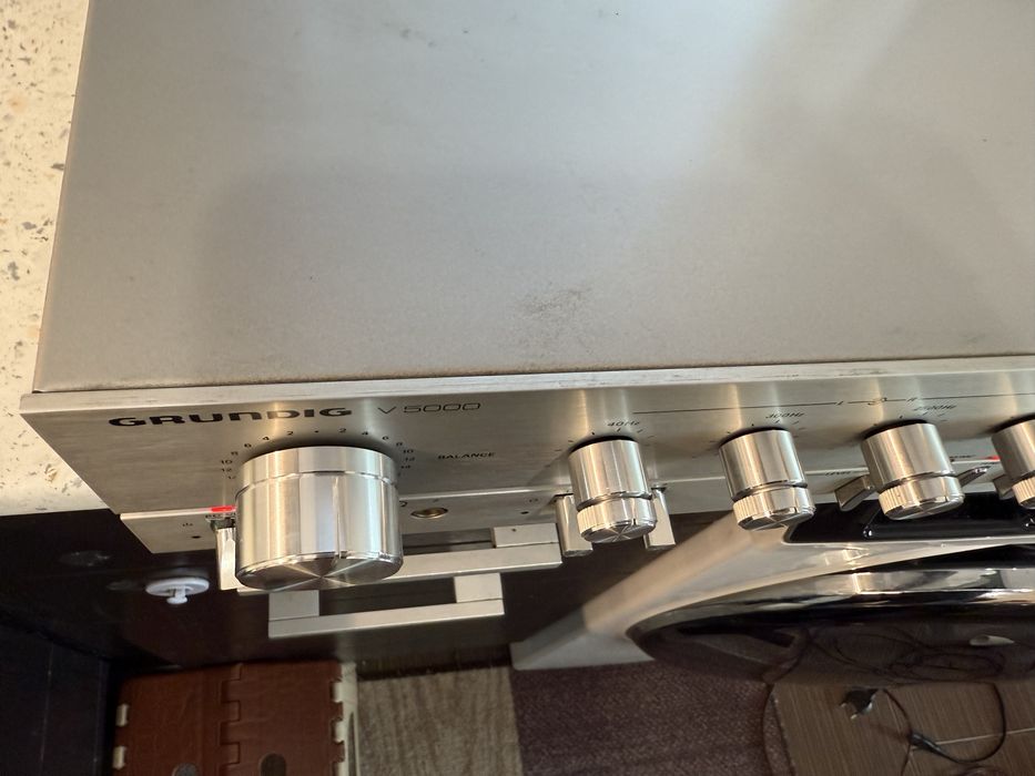 Grunding V5000 Качествен стерео усилвател