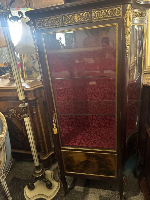 Изящна антикварна витрина