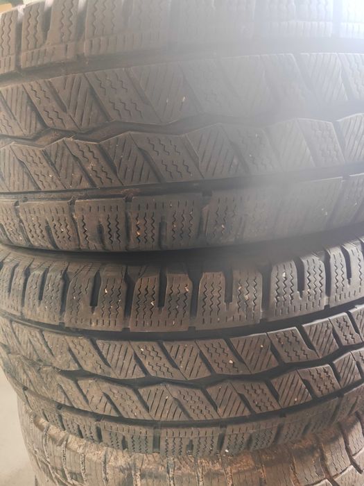 2бр.зимни гуми 235/65/16C Hankook