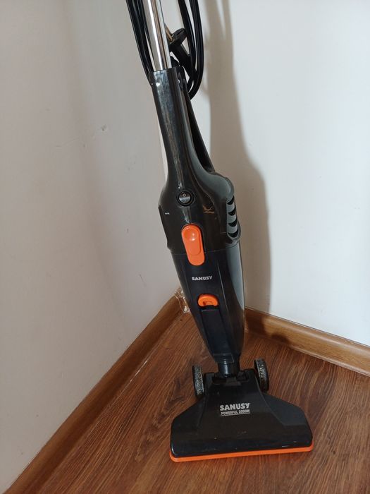 Продам пылесосс вертикальный