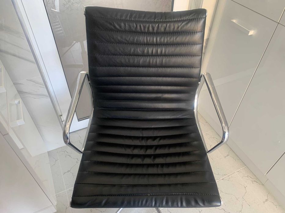 Продавам елегантен работен стол за бюро