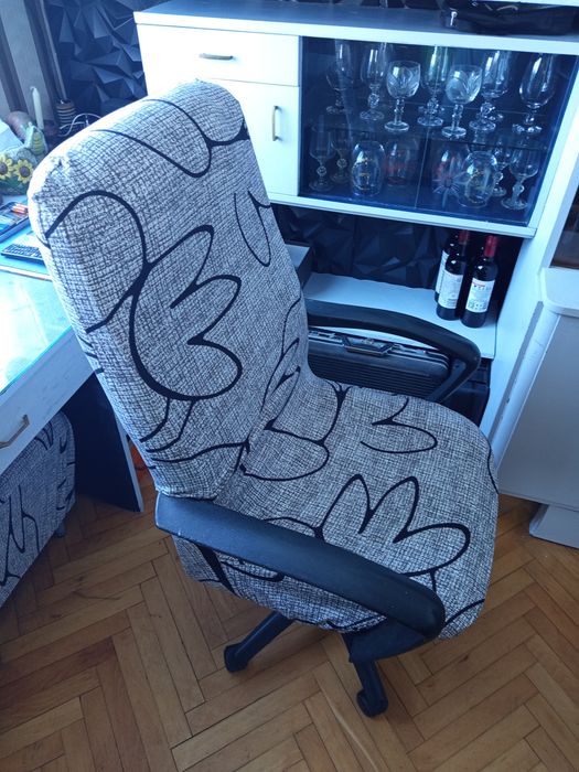 Продавам 3 бр. офис стола,