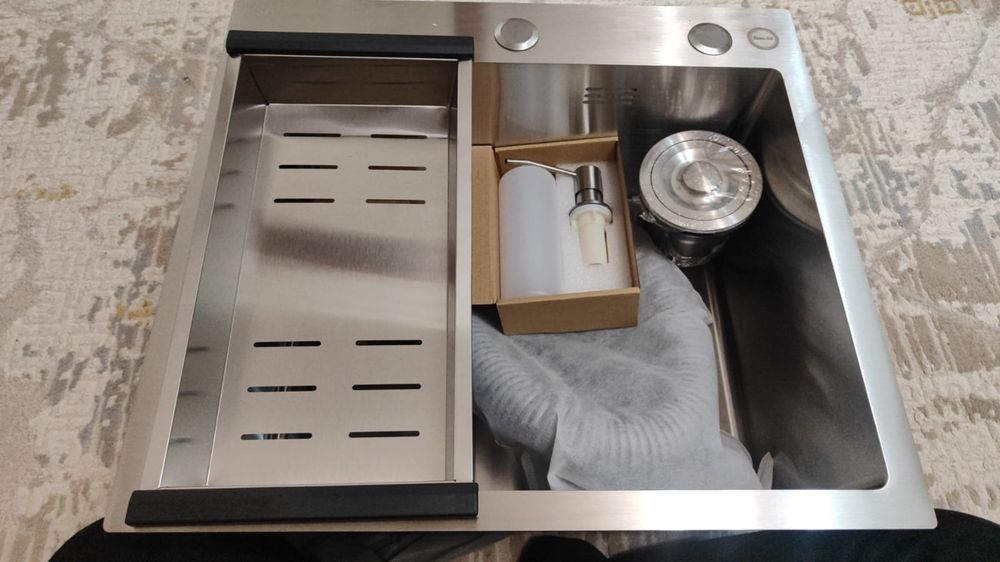 Продам кухонную мойку 50*45.