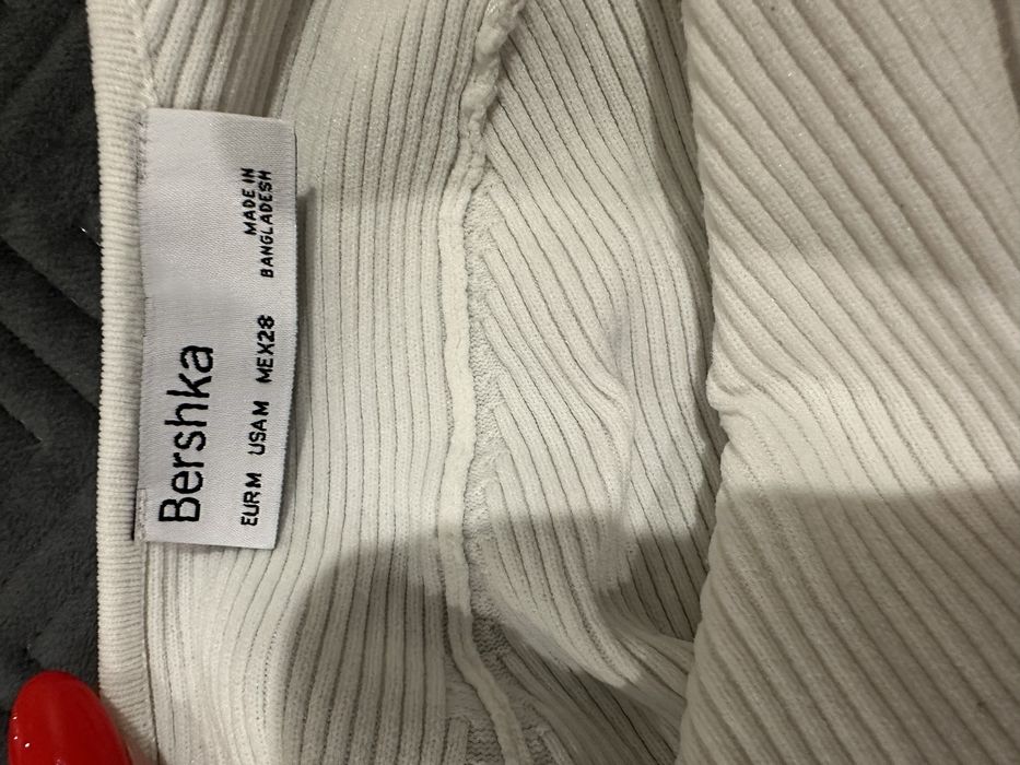 Боди bershka, белые брюки, юбка