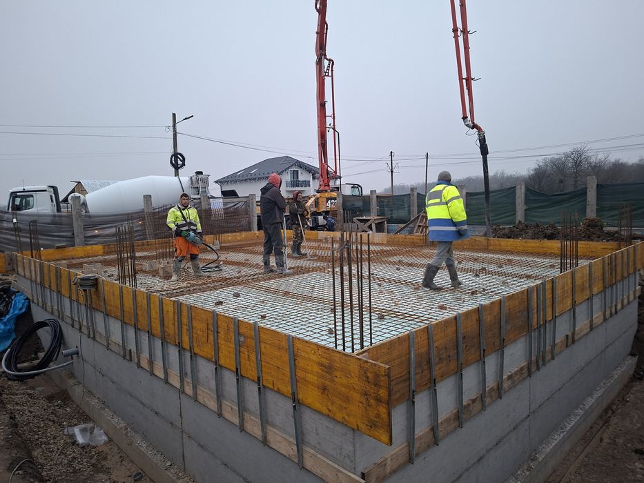 Contruim case la rosu !