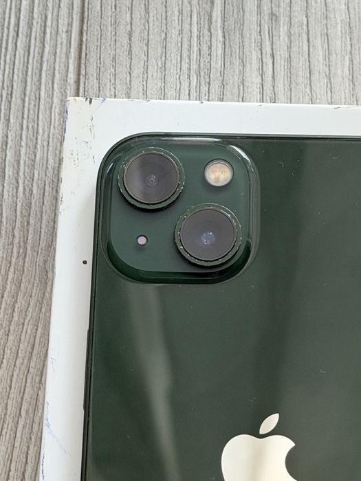 Iphone 13, culoarea verde. Vine si cu husa.