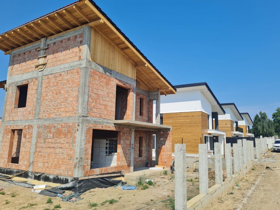 Executam case ,vile la rosu