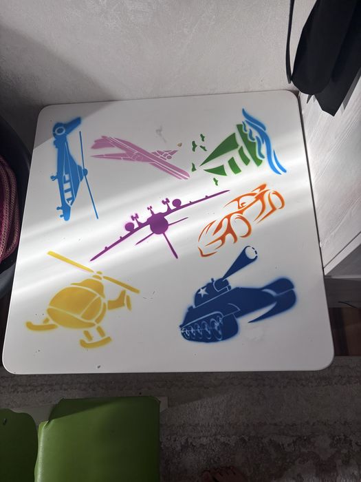 Маленький стол со стулом