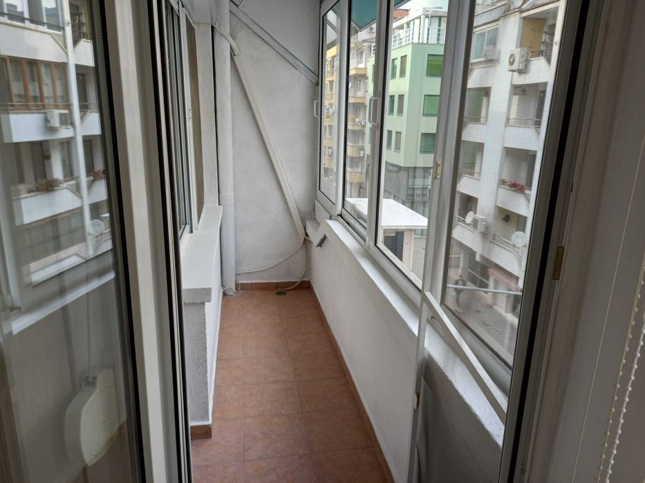 Дава се под наем Тристаен апартамент в Пловдив, Кършияка - 100 кв.м за 448.8 € - Снимка #12