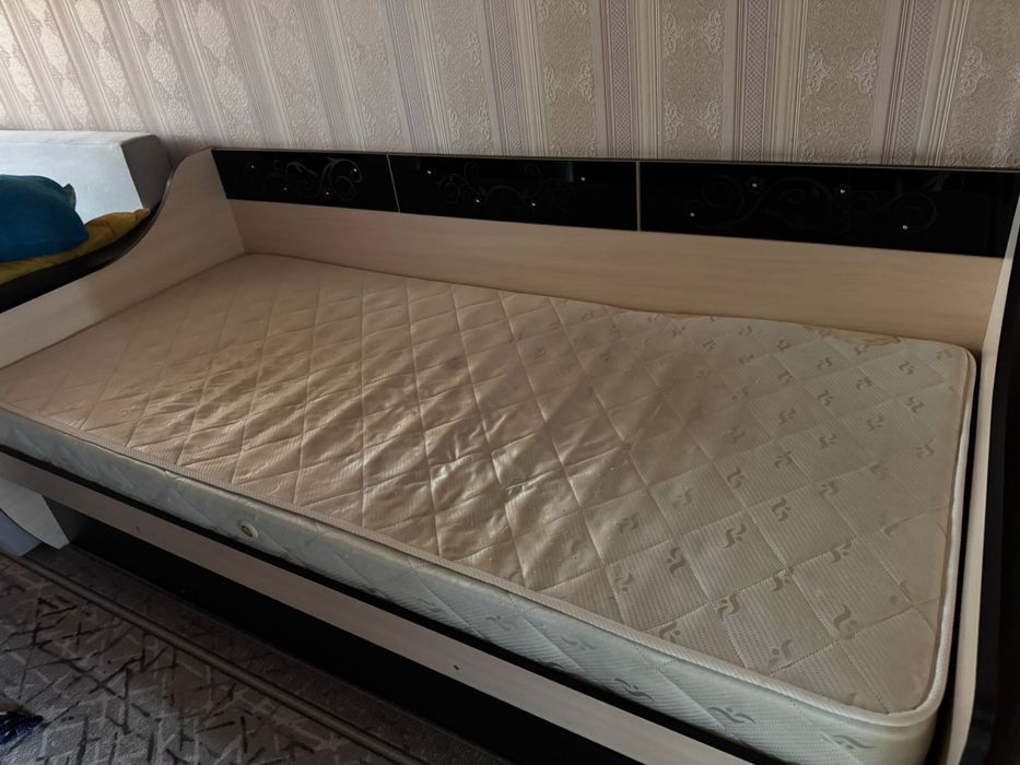 Продам кровать одноместную с матратцом