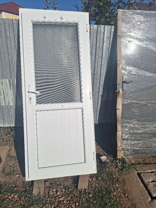 Продам пластиковые двери