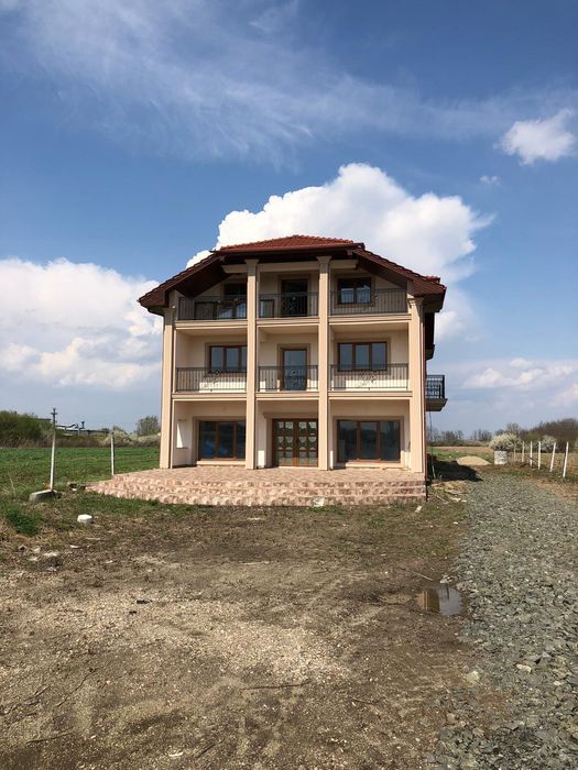 Vând pensiune/hotel neterminat, ideal pentru investiție