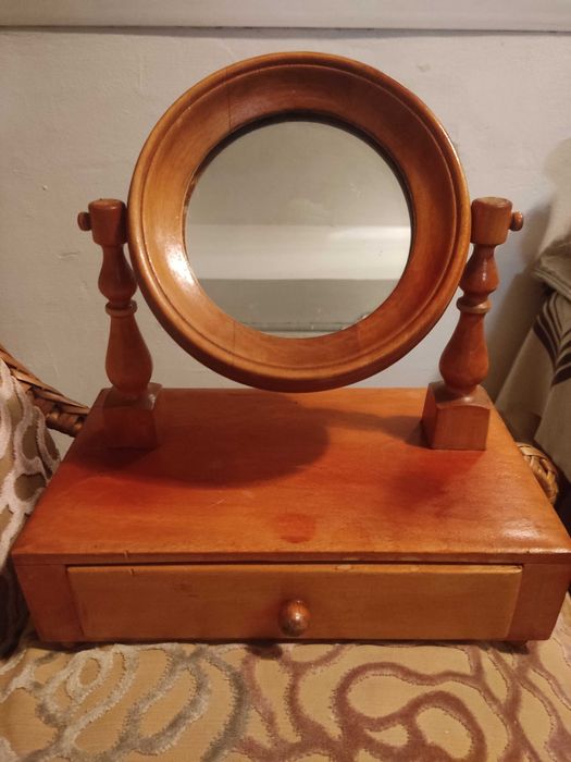 Старинно дървено огледало-тоалетка винтидж букови ръчни кафемелачки