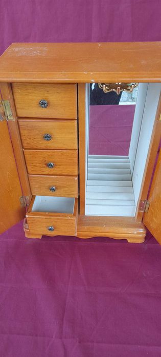 caseta din lemn pentru bijuterii