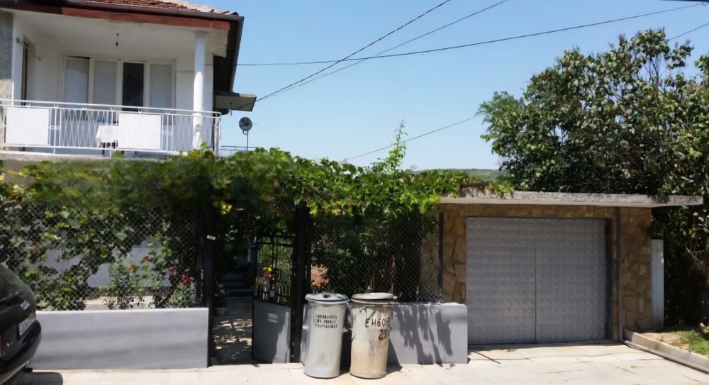 Къща в град Дебелец