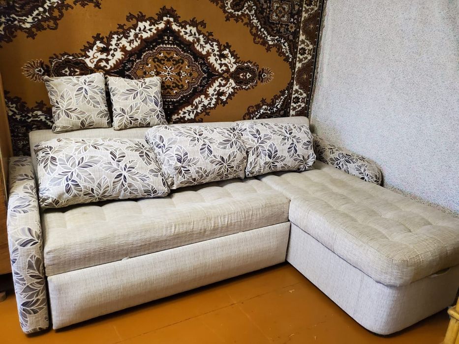 Диван угловой светлый