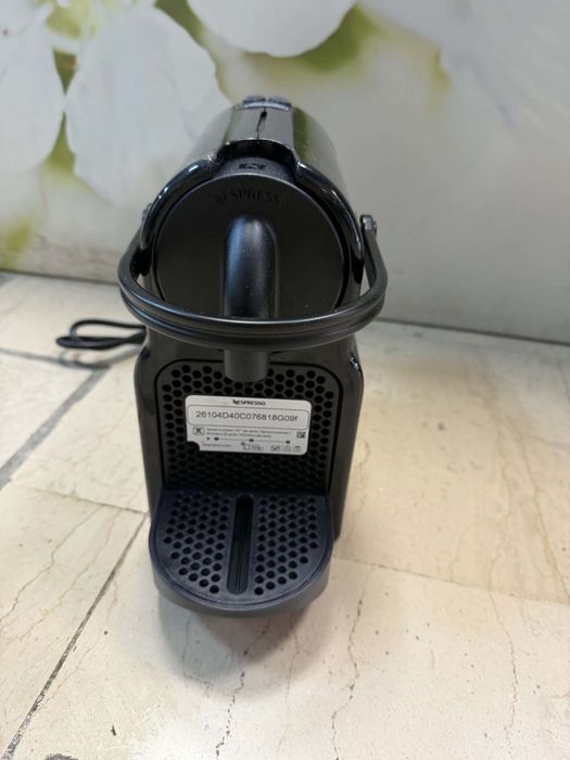 Кафемашина с капсули Nespresso Inissia Black