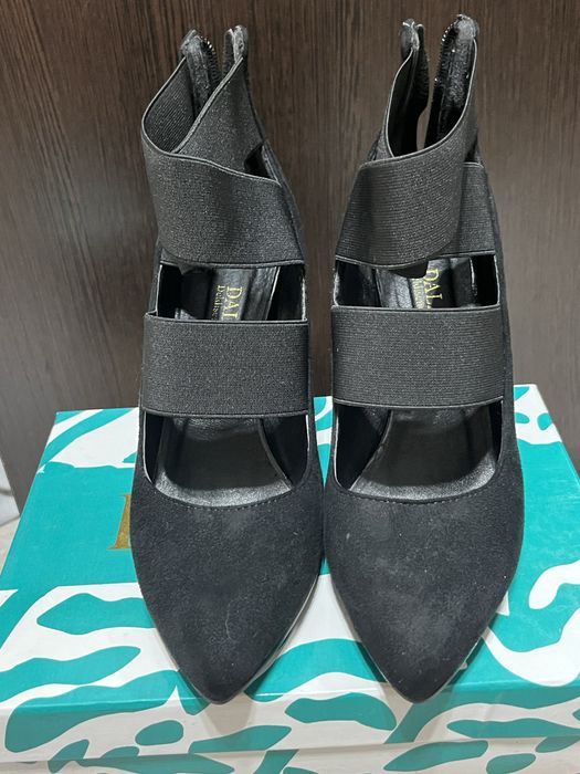 Замшевые туфли на каблуке