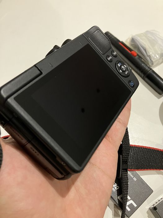 Продам Canon EOS M100