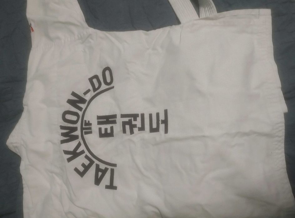 Добок за таекуондо с колан 40 лв