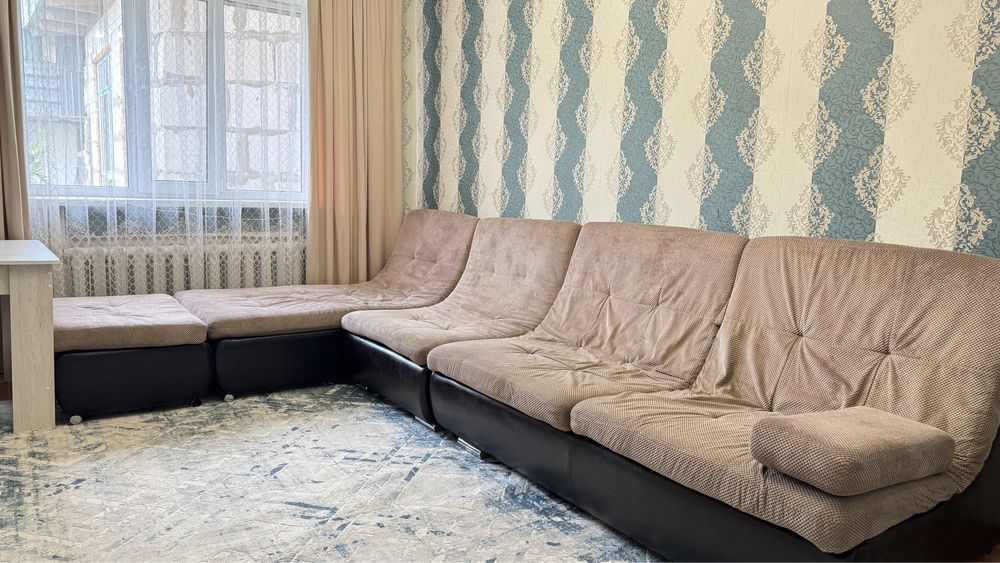 Коричневый диван