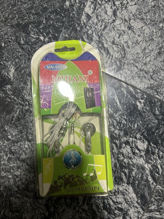 Casti cu fir conectate prin Bluetooth