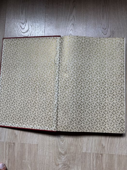 Продавам почетна книга