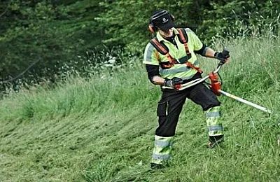 Покос травы бензакосой