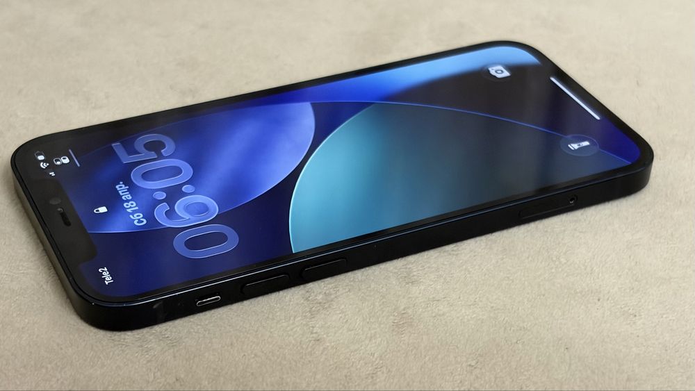 iPhone 12 не новая