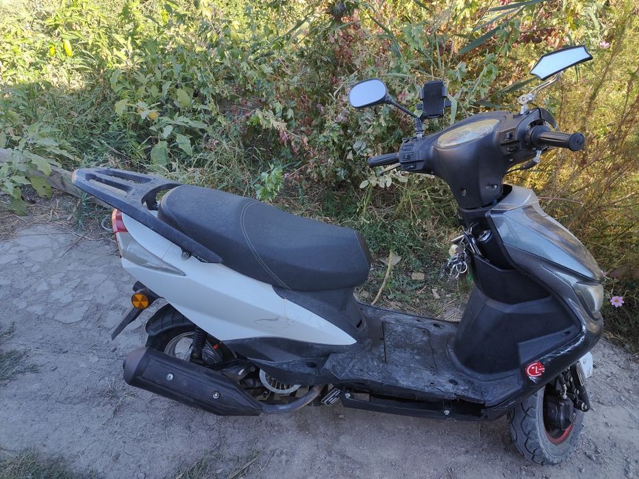 Скутор на ходу сел и поехал