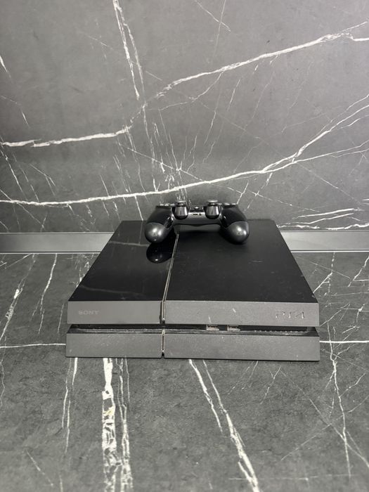Playstation 4  cu o consola