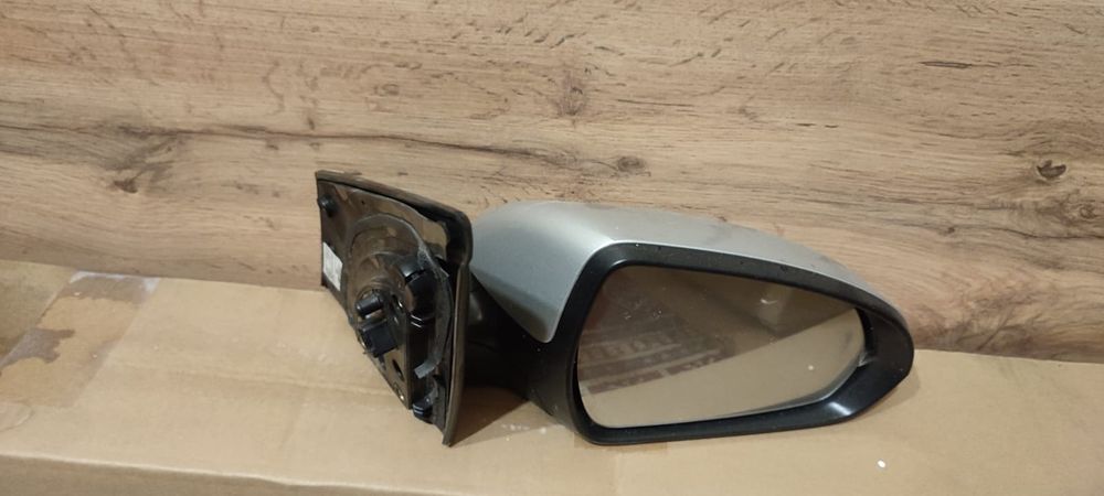 Продам правое зеркало Hyundai Accent