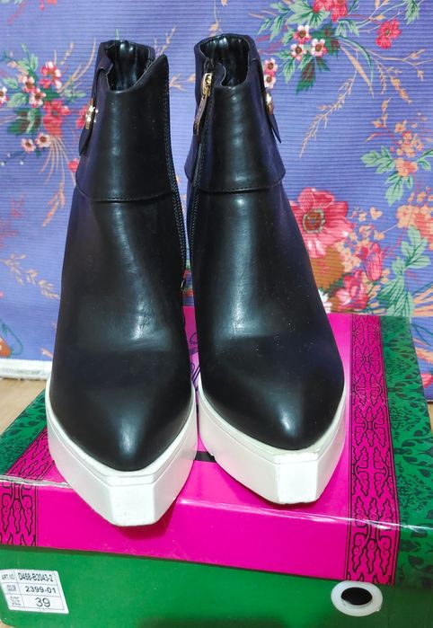 Продам полусапожки женские .