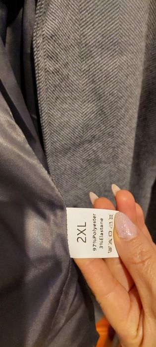 Продавам дамско палто.Чисто нов.Размер 2X L.