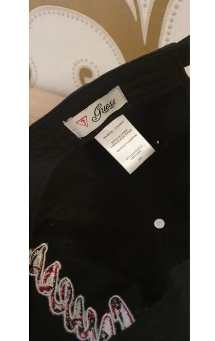 Шапка с козирка Guess