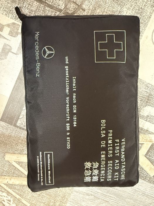 Слушалки, аптечка и запалка Мерцедес